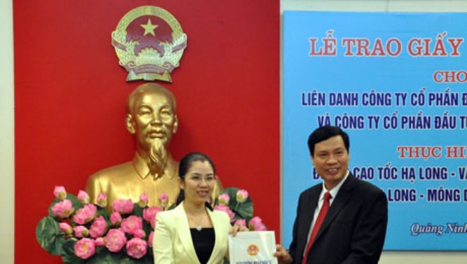 Ông Nguyễn Đức Long, Chủ tịch UBND tỉnh Quảng Ninh trao Giấy chứng nhận đầu tư cho Nhà đầu tư