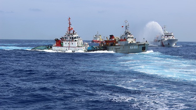 Tàu Trung Quốc phun vòi rồng uy hiếp tàu cá Việt Nam giữa năm 2014 