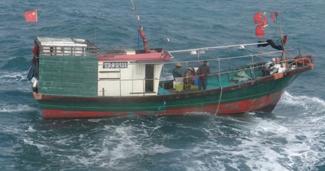 Tàu cá mang cờ Trung Quốc phải rời khỏi vùng biển chủ quyền Việt Nam (ảnh: canhsatbien.vn)