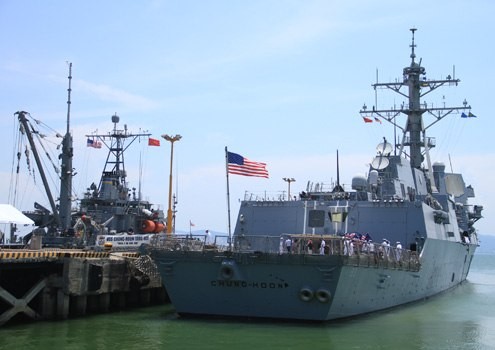 Tàu khu trục tên lửa dẫn đường USS Chung-Hoon (DDG 93) của Mỹ cập cảng Đà Nẵng hồi tháng 4/2013, trong chuyến thăm hữu nghị tập trung vào các hoạt động phi tác chiến với Hải quân Việt Nam. 