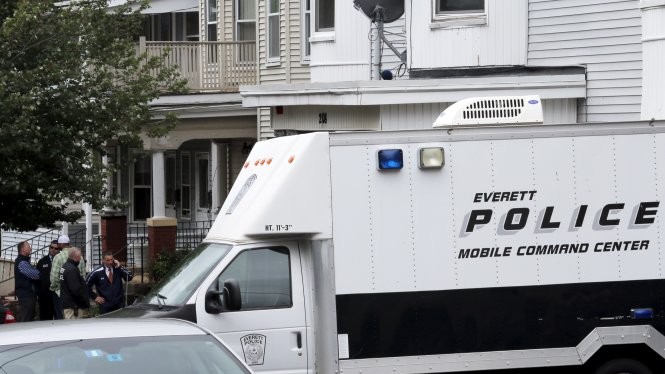 Xe cảnh sát đậu tại hiện trường vụ xả súng ở Boston Ảnh: Reuters
