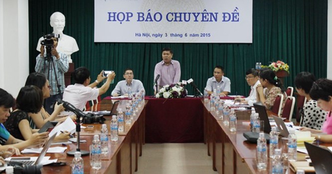 Ông Hà Duy Tùng trả lời câu hỏi của phóng viên.