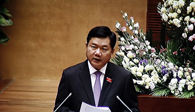 Bộ trưởng GTVT Đinh La Thăng trình dự thảo luật sửa đổi, bổ sung Bộ luật Hàng hải tại Quốc hội sáng 3/6
