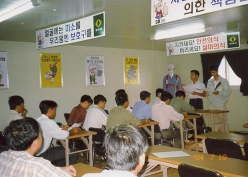 Lao động Việt Nam học về an toàn lao động tại Hàn Quốc. 