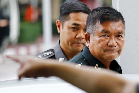 Tướng Manus Kongpan (bên phải) tự thú hôm 3-6 Nguồn: Reuters