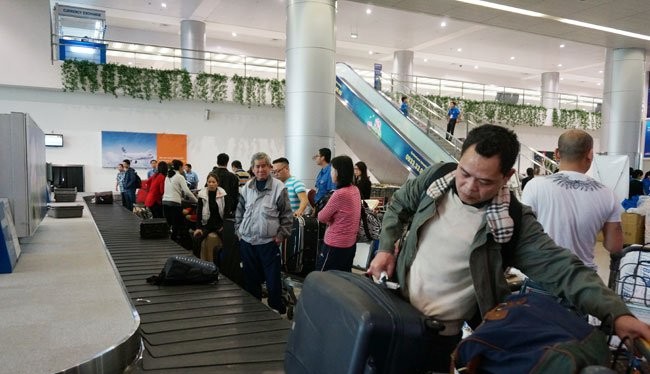 Hành khách nhận hành lý tại Sân bay Quốc tế Tân Sơn Nhất