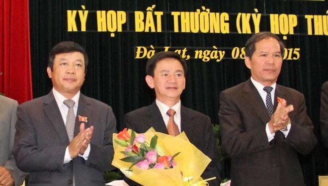 Ông Phan Văn Đa (giữa) nhận nhiệm vụ mới ở vị trí Phó chủ tịch UBND tỉnh Lâm Đồng