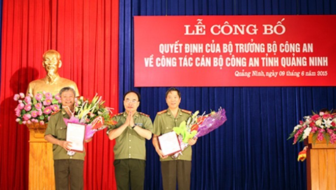 Trung tướng Bùi Quang Bền trao quyết định của Bộ Công an cho 2 đồng chí: Vũ Chí Thực và Đỗ Văn Lực