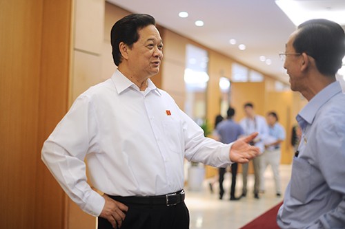 Thủ tướng Nguyễn Tấn Dũng trao đổi với đại biểu bên hành lang Quốc hội ngày 8/6