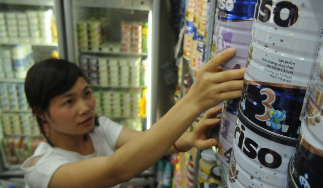 Trẻ em Việt đang phải uống sữa giá cao so với khu vực