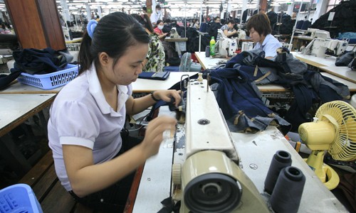 Việt Nam phải nhập nhiều nguyên phụ liệu ngành dệt may từ Trung Quốc nhưng chênh lệch số liệu giữa hai nước còn lớn.