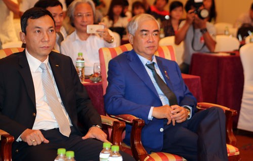Phó Chủ tịch Trần Quốc Tuấn và Chủ tịch Lê Hùng Dũng trong một hội nghị của VFF