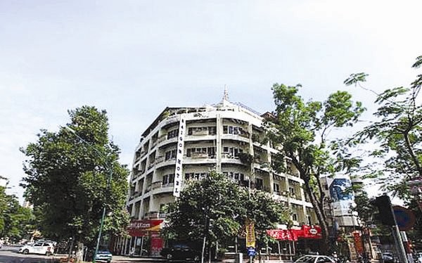 Khách sạn thương mại Sài Gòn nằm tại vị trí đắc địa tại Hà Nội, trên một diện tích đất 1.000 mét vuông.