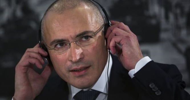 Ông Mikhail Khodorkovsky, trước đây là vua dầu hoả, đã thành lập công ty Yukos, bị ở tù 10 năm và được phóng thích vào tháng 12 năm 2013.