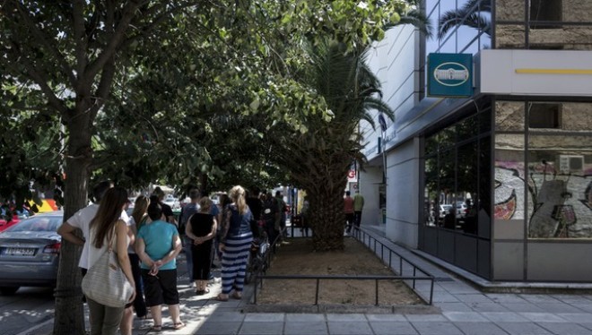 Toàn bộ các ngân hàng Hy Lạp đóng cửa, NĐT bán tháo euro, mua USD, tích vàng