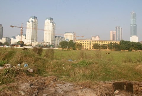 Hơn 4 năm trôi qua, dự án hiện vẫn là bãi cỏ hoang nằm trong lòng khu đất vàng của thành phố Hà Nội.