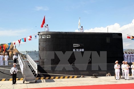 Chỉ huy tàu ngầm HQ 182 Hà Nội và HQ 183 Thành phố Hồ Chí Minh treo quốc kỳ trên nóc tàu ngầm. (Ảnh: TTXVN)