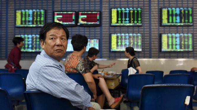 Các nhà đầu tư nhỏ lẻ Trung Quốc lo lắng theo dõi diễn biến của thị trường - Ảnh: Reuters