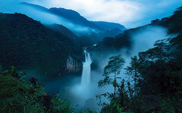 Cách công trường dự án xây đập thủy điện vài cây số, thác nước sông Coca cao gần 55 mét, cao nhất ở Ecuador. Khi con đập hoàn thành, nước sẽ vào đập, thác sẽ chảy chậm lại và cạn nước vài tháng mỗi năm.