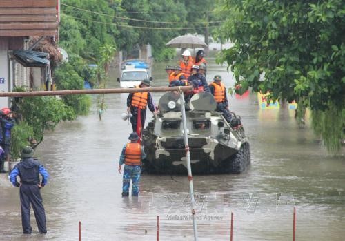 Lữ đoàn 147 điều động xe thiết giáp lội nước đến đưa dân ra khỏi vùng ngập lụt tại Uông Bí (Quảng Ninh). 