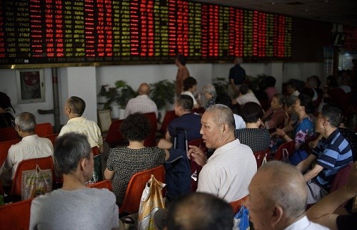 Trung Quốc vừa có động thái mới nhằm ngăn biến động mạnh trên thị trường chứng khoán - Ảnh: AFP
