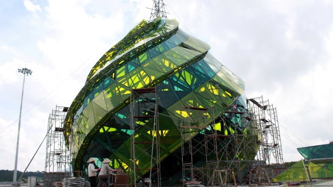 Công trình khối nụ hoa tại quảng trường Lâm Viên TP Đà Lạt thời điểm đang thi công tháng 5-2015 