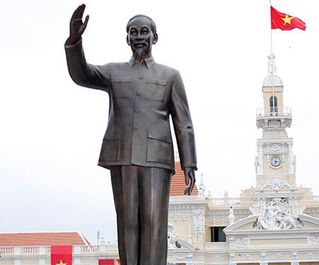 Trong đề án Quy hoạch hệ thống tượng đài Chủ tịch Hồ Chí Minh đến năm 2030 do Cục Mỹ thuật Nhiếp ảnh và Triển lãm xây dựng có đề xuất xây thêm 14 tượng đài ở các tỉnh thành. Ảnh minh họa: Tượng đài Hồ Chủ tịch đặt trước trụ sở UBND TP HCM