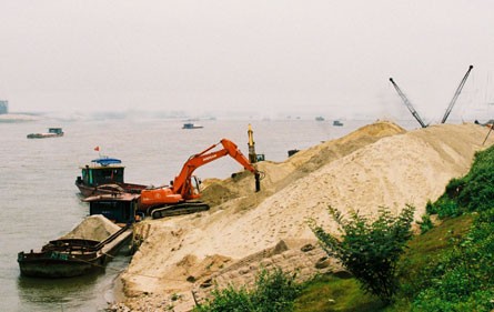 Khai thác cát trên sông Hồng (ảnh nguồn Internet)