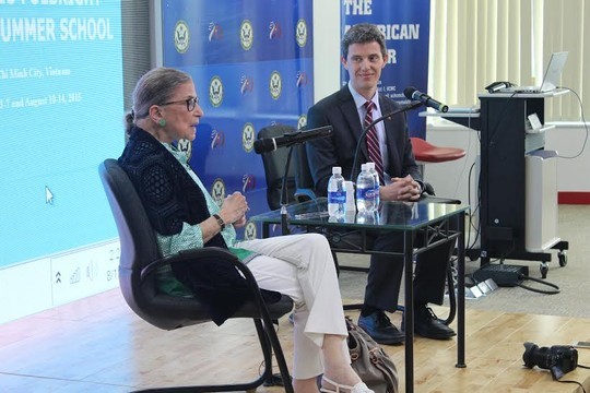 Phó Chánh án Tòa án Tối cao Mỹ Ruth Bader Ginsburg (trái) tại buổi giao lưu