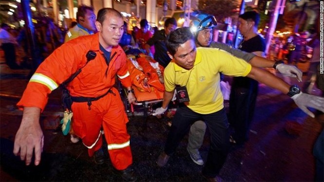 Cấp cứu người bị thương trong vụ nổ lớn ở Bangkok. Ảnh CNN