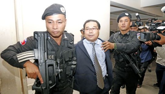 Quyết định tước quyền miễn trừ đối với Thượng nghị sĩ Hong Sok Hour nhận được 47/47 phiếu thuận của các Thượng nghị sĩ đảng Nhân dân Campuchia (CPP) tham dự phiên họp hôm 17-8. Các Thượng nghị sĩ đảng Sam Rainsy tẩy chay hoạt động này. Ông Hong Sok Hour 