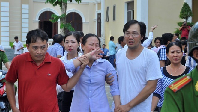 Bị cáo Trịnh Thị Hồng Phượng (nguyên Phó giám đốc) Cty Phương Nam khóc sau khi bị kết án, đã kháng cáo sau đó. 