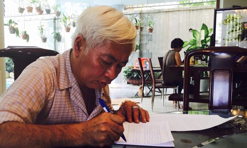 Ông Trần Phương Bình viết thư gửi khách hàng, cổ đông và nhân viên DongA Bank tại nhà riêng sáng nay. Vợ chồng ông Bình cùng các cổ đông gây dựng DongA Bank từ năm 1992, với phương châm "Đi chậm mà chắc".