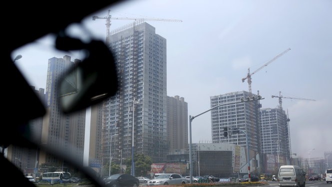 Một dự án xây dựng khu dân cư và văn phòng ở tỉnh Giang Tô. Kinh tế Trung Quốc đang cho thấy nhiều dấu hiệu bất ổn - Ảnh: Reuters