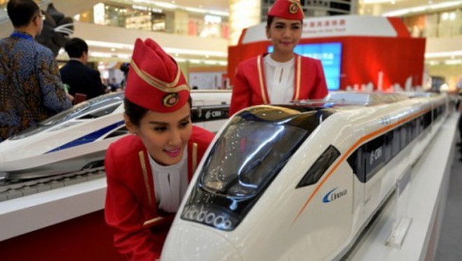 Mô hình tàu lửa cao tốc của Trung Quốc trưng bày trong một trung tâm mua sắm ở thủ đô Jakarta, Indonesia - Ảnh: AFP