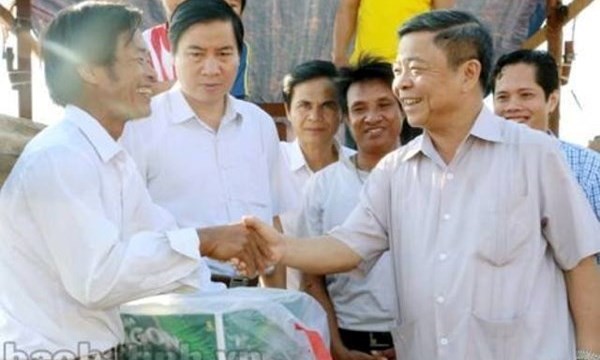 Hình ảnh Chủ tịch UBND tỉnh Hà Tĩnh tặng bia cho ngư dân nghèo trong chuyến đi làm việc về nông thôn mới trên báo Hà Tĩnh.