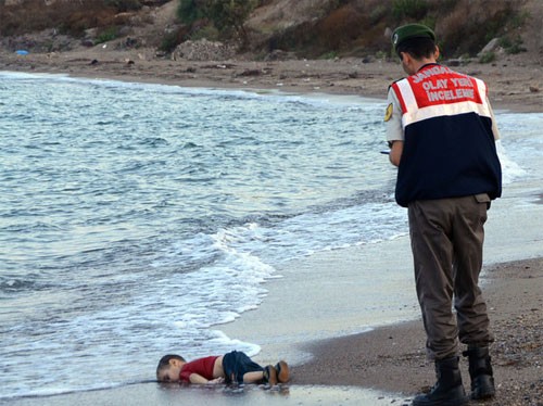 Hình ảnh bé Aylan nằm trên bờ cát lay động cả thế giới. Ảnh: Turkish News Agency
