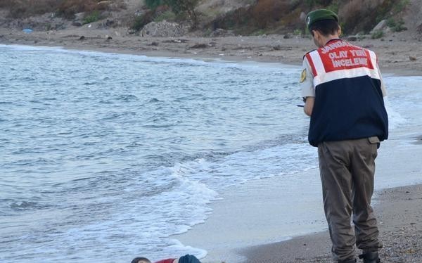 Bức ảnh cậu bé tị nạn người Syria nằm chết trên bờ biển khiến cả thế giới chấn động.