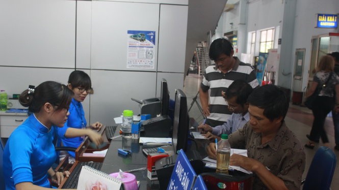 Người dân đến thanh toán tiền vé tàu điện tử tại ga Sài Gòn 