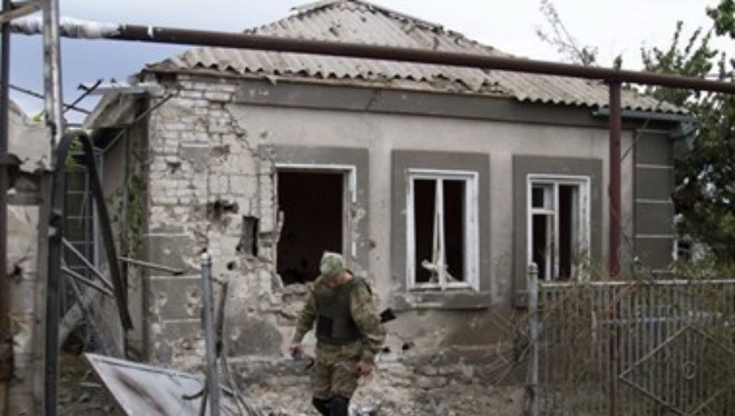 Một ngôi nhà lại làng Sartana, gần Mariupol, khu vực Donetsk, miền đông Ukraine bị phá hủy trong cuộc đụng độ ngày 17/8. (Nguồn: AFP/TTXVN)