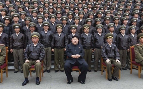 Nhà lãnh đạo Triều Tiên Kim Jong Un (giữa) chụp ảnh cùng quan chức quân đội cấp cao của nước này ở Bình Nhưỡng tháng 4/2014 - Ảnh: Reuters/KCNA.