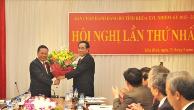 Đồng chí Bùi Văn Tỉnh, Bí thư Tỉnh ủy chúc mừng đồng chí Nguyễn Văn Quang tái cử chức danh Phó Bí thư Tỉnh ủy, khóa XVI.