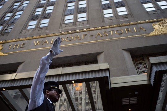 Khách sạn Waldorf Astoria ở TP New York - Mỹ đang thuộc sở hữu của Công ty Bảo hiểm Anbang (Trung Quốc) Ảnh: THE NEW YORK TIMES