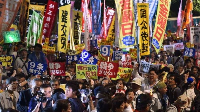 Người biểu tình phản đối luật an ninh mới của ông Abe Ảnh: AFP