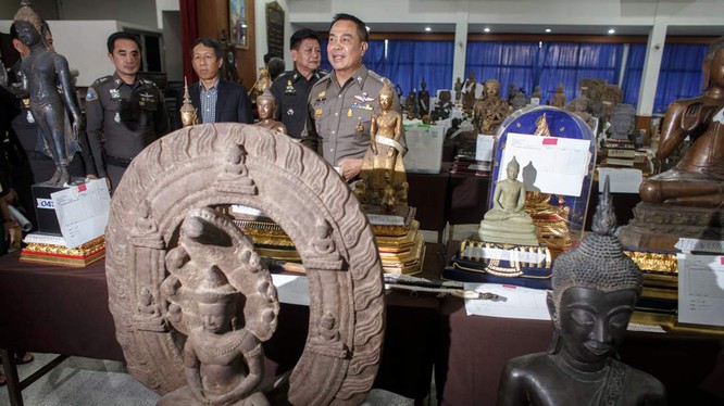 Cảnh sát Thái Lan công bố các tài sản tịch thu trong cuộc điều tra hành vi nhận hối lộ nhằm vào CIB và cảnh sát biển vào cuối năm 2014 - Ảnh: Reuters