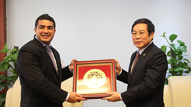 Bộ trưởng Nguyễn Bắc Son tặng ngài Eric Nazaraly quà lưu niệm (bức tranh đồng Chùa Một Cột)
