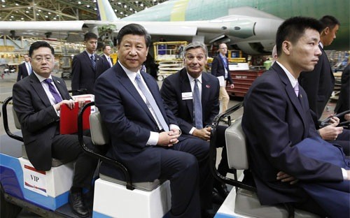 Chủ tịch Trung Quốc Tập Cận Bình (giữa) thăm nhà máy lắp ráp máy bay Boeing ở Everett, Mỹ, ngày 23/9 - Ảnh: Getty/Bloomberg.
