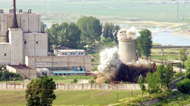 Một tháp làm lạnh của lò phản ứng hạt nhân Yongbyon tại Triều Tiên - Ảnh: Reuters