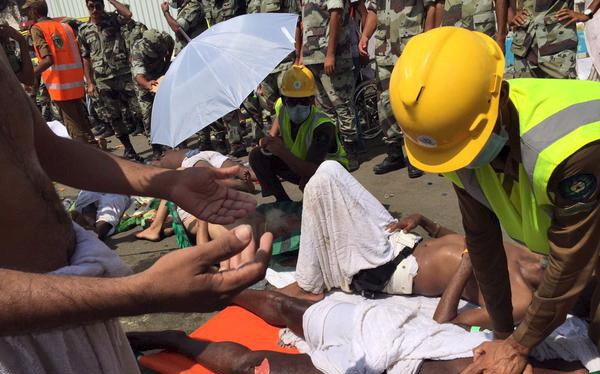 Các thành viên lực lượng phòng vệ dân sự Saudi Arabia sơ cứu nạn nhân bị giẫm đạp - Ảnh: Reuters