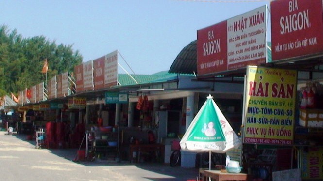 Hầu như các nhà hàng ở khu du lịch Thiên Cầm đều treo biển báo in hình bia Sài Gòn